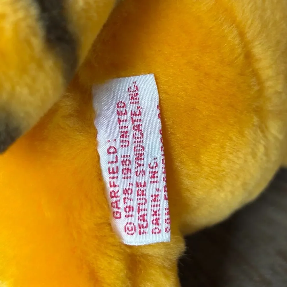 Vintage 1988 Dakin Garfield Cleaning Lady Plush – 